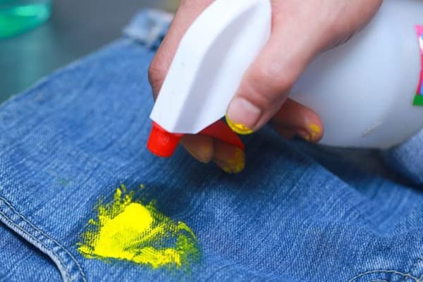 Пятно краски на джинсовой ткани